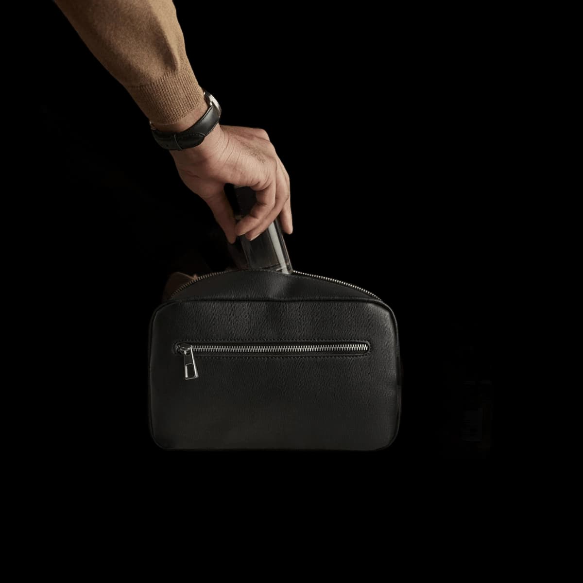 Quadra Tailored Luxe Wash Bag — model
